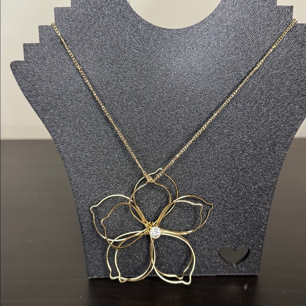 Qlanruna Gold Flower Pendant Necklace Crystal Center Adjustable